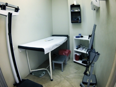Sala de procedimientos menores y toma de muestras.